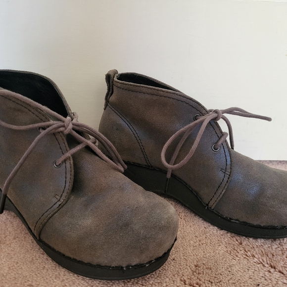 EUC Dansko Lace Up Suede Wedge Ankle Boots - size 38 - metallic blue/grey - Picture 3 of 8